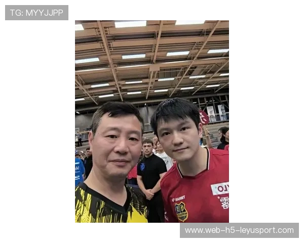 球迷热情高涨，樊振东与多特蒙德教练友好合影，谁是樊振东的教练